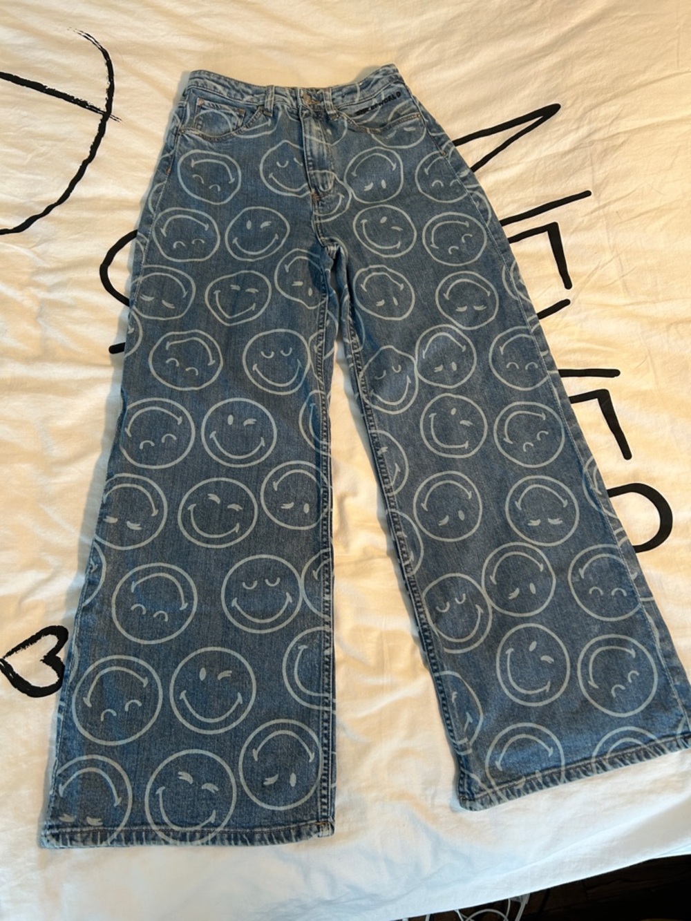 Smiley World Jeans  Wide Highrise - Picture 3 of 11